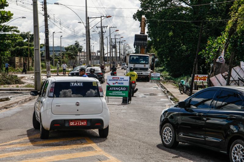 Na manhã desta quarta-feira (18), equipes do Governo iniciaram ações emergenciais de limpeza e desobstrução de valas, fossas e canais em vários pontos de Belém, o objetivo é combater os alagamentos na cidade. <div class='credito_fotos'>Foto: Jader Paes / Agência Pará   |   <a href='/midias/2020/originais/6088_1ff076f0-0a74-5989-63a2-99455b75fe43.jpg' download><i class='fa-solid fa-download'></i> Download</a></div>