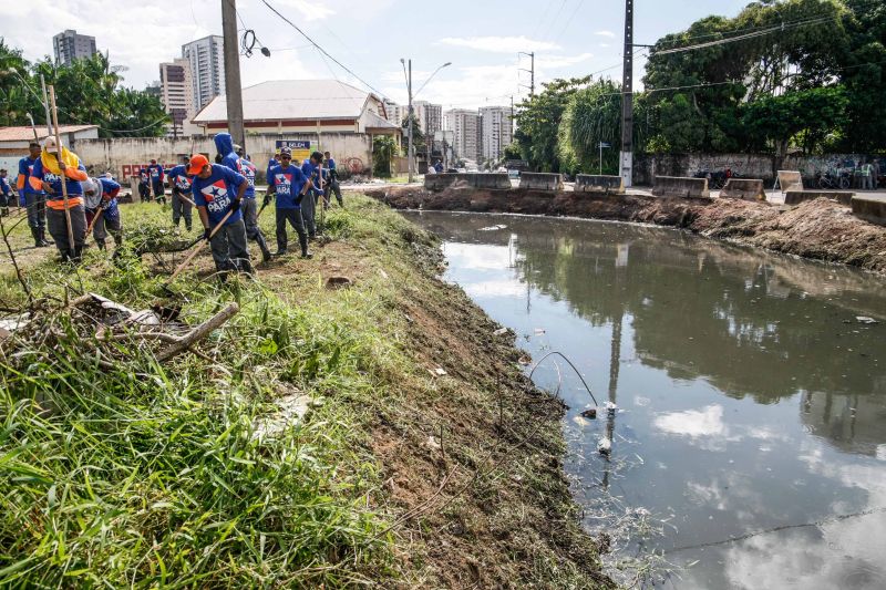 Na manhã desta quarta-feira (18), equipes do Governo iniciaram ações emergenciais de limpeza e desobstrução de valas, fossas e canais em vários pontos de Belém, o objetivo é combater os alagamentos na cidade. <div class='credito_fotos'>Foto: Jader Paes / Agência Pará | <a href='/midias/2020/originais/6088_2533cbac-21a9-9e19-e3f7-ed9bb853415f.jpg' download><i class='fa-solid fa-download'></i> Download</a></div>