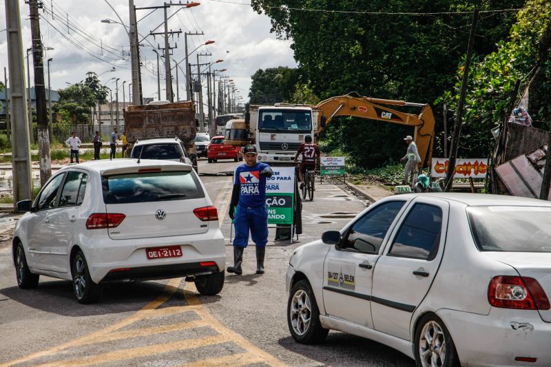 Na manhã desta quarta-feira (18), equipes do Governo iniciaram ações emergenciais de limpeza e desobstrução de valas, fossas e canais em vários pontos de Belém, o objetivo é combater os alagamentos na cidade. <div class='credito_fotos'>Foto: Jader Paes / Agência Pará | <a href='/midias/2020/originais/6088_253f177e-e894-d780-403e-d8336453596f.jpg' download><i class='fa-solid fa-download'></i> Download</a></div>