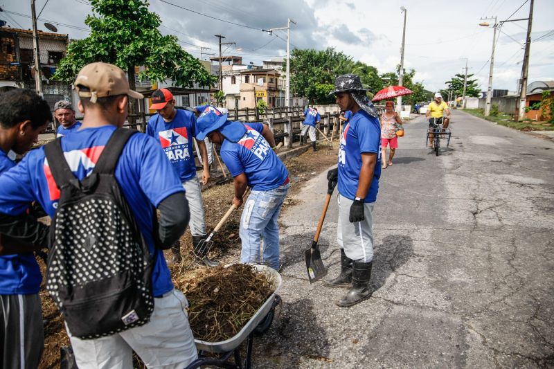 Na manhã desta quarta-feira (18), equipes do Governo iniciaram ações emergenciais de limpeza e desobstrução de valas, fossas e canais em vários pontos de Belém, o objetivo é combater os alagamentos na cidade. <div class='credito_fotos'>Foto: Jader Paes / Agência Pará   |   <a href='/midias/2020/originais/6088_2e7d2483-03c3-f61c-5ddf-b6aacd30a03f.jpg' download><i class='fa-solid fa-download'></i> Download</a></div>