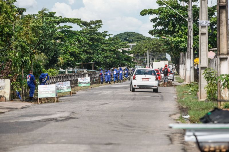 Na manhã desta quarta-feira (18), equipes do Governo iniciaram ações emergenciais de limpeza e desobstrução de valas, fossas e canais em vários pontos de Belém, o objetivo é combater os alagamentos na cidade. <div class='credito_fotos'>Foto: Jader Paes / Agência Pará | <a href='/midias/2020/originais/6088_34f78bdd-8759-51e2-8c77-532f0b3f50ae.jpg' download><i class='fa-solid fa-download'></i> Download</a></div>