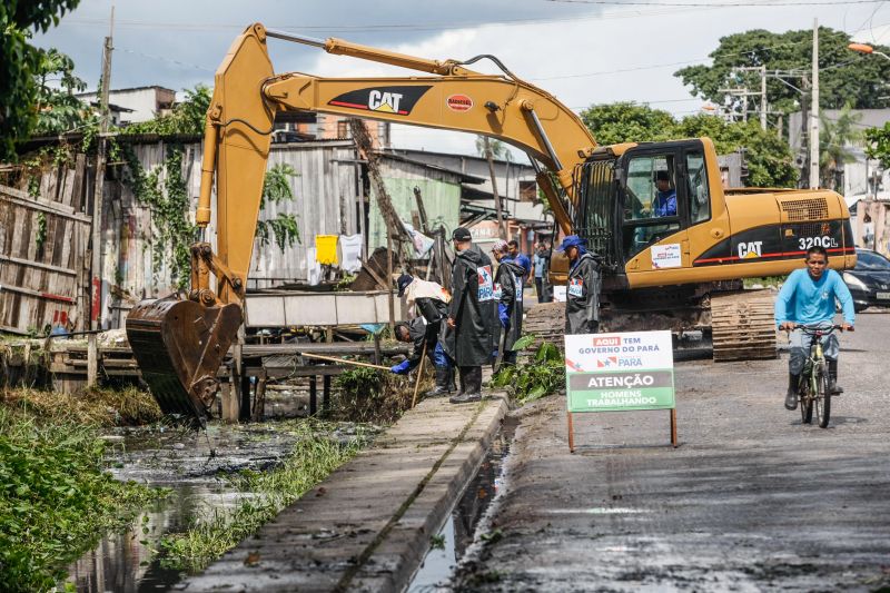 Na manhã desta quarta-feira (18), equipes do Governo iniciaram ações emergenciais de limpeza e desobstrução de valas, fossas e canais em vários pontos de Belém, o objetivo é combater os alagamentos na cidade. <div class='credito_fotos'>Foto: Jader Paes / Agência Pará | <a href='/midias/2020/originais/6088_470e6c20-9f1b-f21e-2392-f11188c71f59.jpg' download><i class='fa-solid fa-download'></i> Download</a></div>