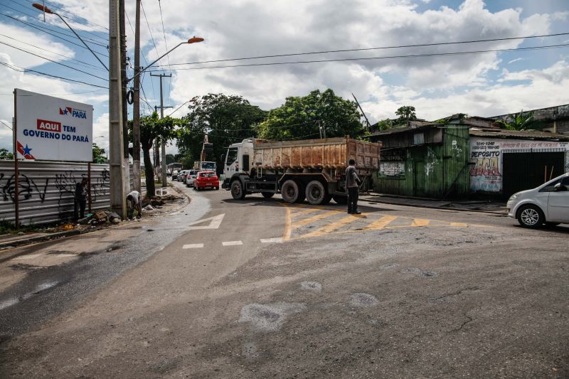 Na manhã desta quarta-feira (18), equipes do Governo iniciaram ações emergenciais de limpeza e desobstrução de valas, fossas e canais em vários pontos de Belém, o objetivo é combater os alagamentos na cidade. <div class='credito_fotos'>Foto: Jader Paes / Agência Pará | <a href='/midias/2020/originais/6088_59054be5-c85e-5d61-8327-43aa8b8116e5.jpg' download><i class='fa-solid fa-download'></i> Download</a></div>