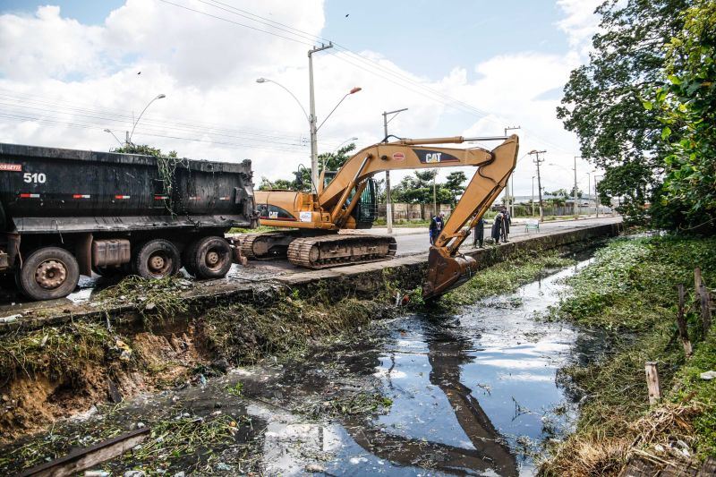 Na manhã desta quarta-feira (18), equipes do Governo iniciaram ações emergenciais de limpeza e desobstrução de valas, fossas e canais em vários pontos de Belém, o objetivo é combater os alagamentos na cidade. <div class='credito_fotos'>Foto: Jader Paes / Agência Pará | <a href='/midias/2020/originais/6088_62c463fc-f479-af46-4045-26f8f5bf20bf.jpg' download><i class='fa-solid fa-download'></i> Download</a></div>