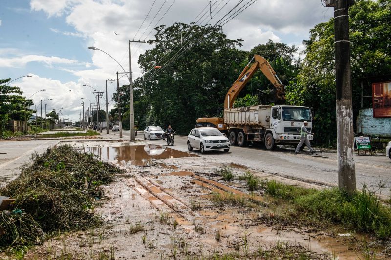 Na manhã desta quarta-feira (18), equipes do Governo iniciaram ações emergenciais de limpeza e desobstrução de valas, fossas e canais em vários pontos de Belém, o objetivo é combater os alagamentos na cidade. <div class='credito_fotos'>Foto: Jader Paes / Agência Pará | <a href='/midias/2020/originais/6088_739cbb9b-2eaa-b058-171f-22cb813d78b7.jpg' download><i class='fa-solid fa-download'></i> Download</a></div>