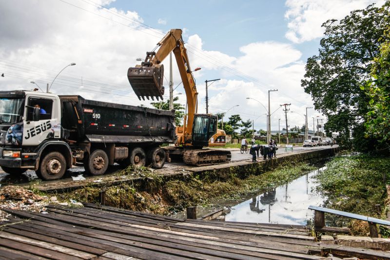 Na manhã desta quarta-feira (18), equipes do Governo iniciaram ações emergenciais de limpeza e desobstrução de valas, fossas e canais em vários pontos de Belém, o objetivo é combater os alagamentos na cidade. <div class='credito_fotos'>Foto: Jader Paes / Agência Pará | <a href='/midias/2020/originais/6088_7c77abec-e73f-6f7b-302b-88d126523c48.jpg' download><i class='fa-solid fa-download'></i> Download</a></div>