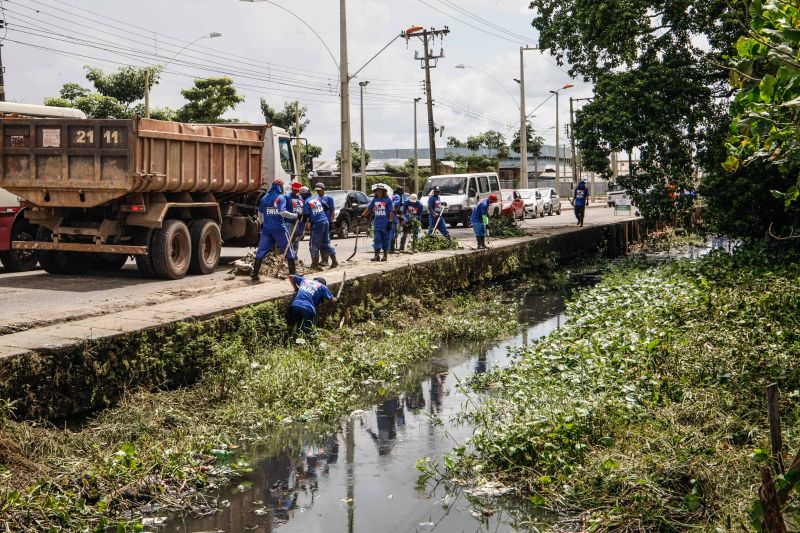 Na manhã desta quarta-feira (18), equipes do Governo iniciaram ações emergenciais de limpeza e desobstrução de valas, fossas e canais em vários pontos de Belém, o objetivo é combater os alagamentos na cidade. <div class='credito_fotos'>Foto: Jader Paes / Agência Pará | <a href='/midias/2020/originais/6088_81ca2b09-5d62-5503-3e42-996e2ebcbe68.jpg' download><i class='fa-solid fa-download'></i> Download</a></div>