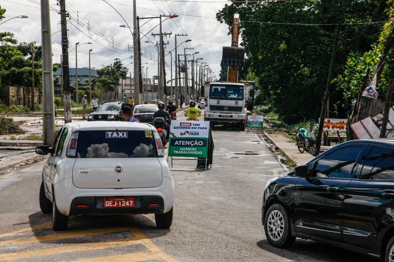 Na manhã desta quarta-feira (18), equipes do Governo iniciaram ações emergenciais de limpeza e desobstrução de valas, fossas e canais em vários pontos de Belém, o objetivo é combater os alagamentos na cidade. <div class='credito_fotos'>Foto: Jader Paes / Agência Pará   |   <a href='/midias/2020/originais/6088_8d135df9-687d-4167-57d0-d7e281344256.jpg' download><i class='fa-solid fa-download'></i> Download</a></div>