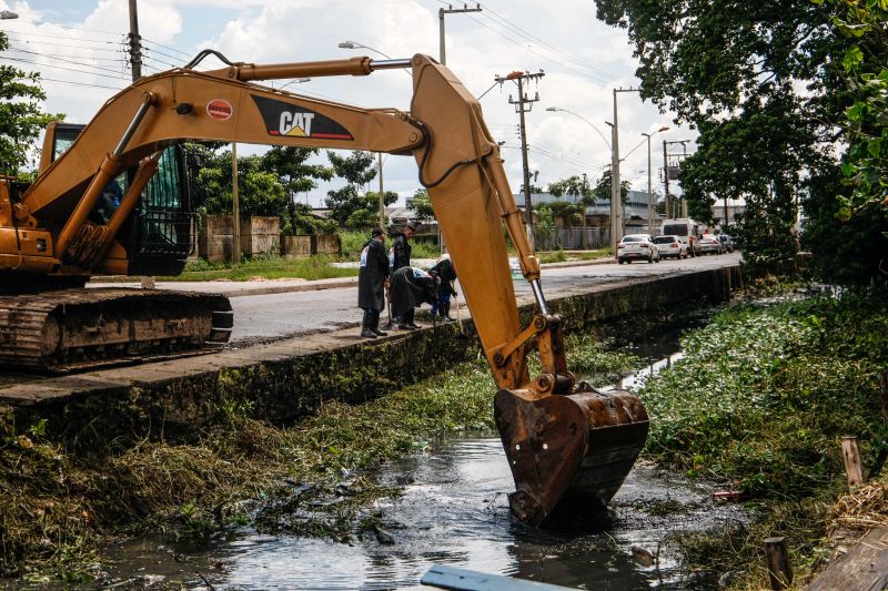 Na manhã desta quarta-feira (18), equipes do Governo iniciaram ações emergenciais de limpeza e desobstrução de valas, fossas e canais em vários pontos de Belém, o objetivo é combater os alagamentos na cidade. <div class='credito_fotos'>Foto: Jader Paes / Agência Pará | <a href='/midias/2020/originais/6088_c7c33f0d-9015-d370-de28-ab96e1788904.jpg' download><i class='fa-solid fa-download'></i> Download</a></div>