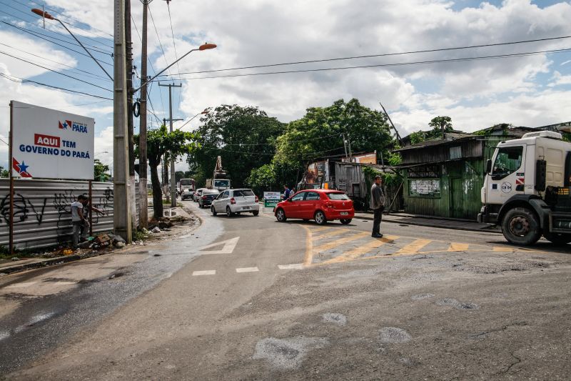 Na manhã desta quarta-feira (18), equipes do Governo iniciaram ações emergenciais de limpeza e desobstrução de valas, fossas e canais em vários pontos de Belém, o objetivo é combater os alagamentos na cidade. <div class='credito_fotos'>Foto: Jader Paes / Agência Pará | <a href='/midias/2020/originais/6088_cd819a03-0627-3f6e-9082-9f12386d730c.jpg' download><i class='fa-solid fa-download'></i> Download</a></div>