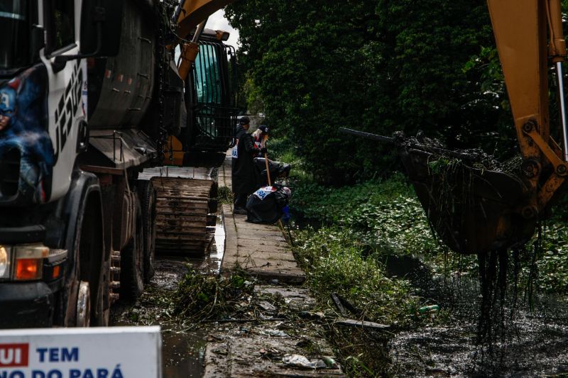 Na manhã desta quarta-feira (18), equipes do Governo iniciaram ações emergenciais de limpeza e desobstrução de valas, fossas e canais em vários pontos de Belém, o objetivo é combater os alagamentos na cidade. <div class='credito_fotos'>Foto: Jader Paes / Agência Pará | <a href='/midias/2020/originais/6088_d19199b6-9a19-64f6-496d-9fc8f595e237.jpg' download><i class='fa-solid fa-download'></i> Download</a></div>