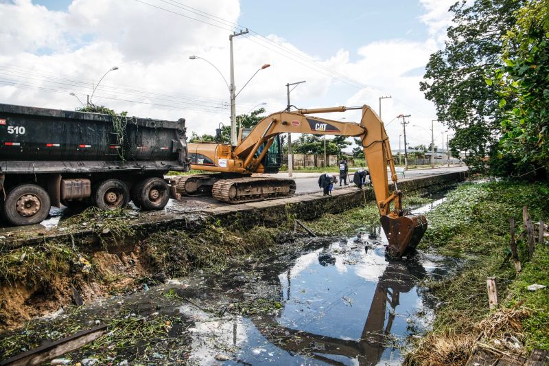 Na manhã desta quarta-feira (18), equipes do Governo iniciaram ações emergenciais de limpeza e desobstrução de valas, fossas e canais em vários pontos de Belém, o objetivo é combater os alagamentos na cidade. <div class='credito_fotos'>Foto: Jader Paes / Agência Pará | <a href='/midias/2020/originais/6088_d640f744-d37d-10d7-39d4-1f774d4a0ea2.jpg' download><i class='fa-solid fa-download'></i> Download</a></div>