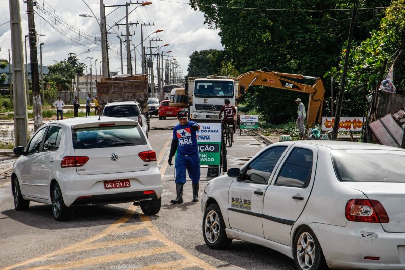 Na manhã desta quarta-feira (18), equipes do Governo iniciaram ações emergenciais de limpeza e desobstrução de valas, fossas e canais em vários pontos de Belém, o objetivo é combater os alagamentos na cidade. <div class='credito_fotos'>Foto: Jader Paes / Agência Pará | <a href='/midias/2020/originais/6088_de565648-4806-99b9-b6b9-ee30e02e4958.jpg' download><i class='fa-solid fa-download'></i> Download</a></div>