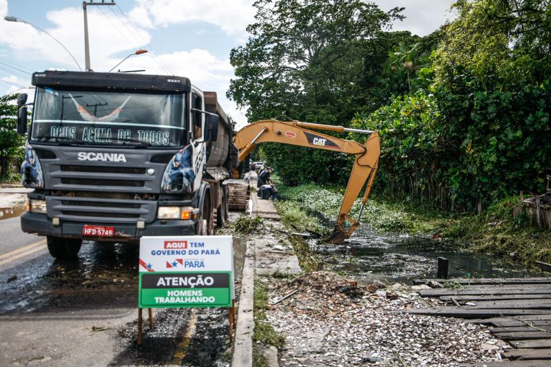 Na manhã desta quarta-feira (18), equipes do Governo iniciaram ações emergenciais de limpeza e desobstrução de valas, fossas e canais em vários pontos de Belém, o objetivo é combater os alagamentos na cidade. <div class='credito_fotos'>Foto: Jader Paes / Agência Pará | <a href='/midias/2020/originais/6088_ed1ad1c8-d4c0-da78-6e2b-645280699d43.jpg' download><i class='fa-solid fa-download'></i> Download</a></div>