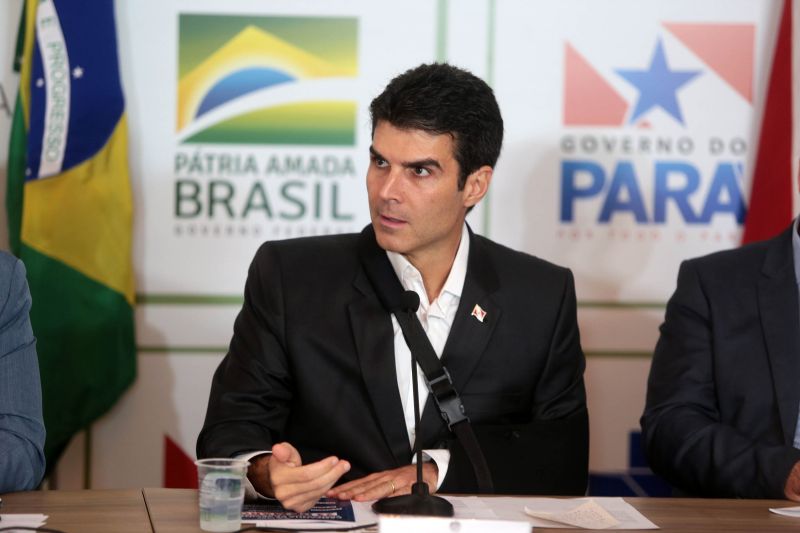 O governador participou da transmissão ao vivo, pelas redes do Ministério da Saúde, da entrevista coletiva que atualizou os dados sobre o Coronavírus no Brasil. A entrevista começou às 16h30, no Palácio do Governo, em Belém. <div class='credito_fotos'>Foto: Bruno Cecim / Ag.Pará | <a href='/midias/2020/originais/6090_134b1efa-a9f0-691a-8d6d-d238318c9a31.jpg' download><i class='fa-solid fa-download'></i> Download</a></div>