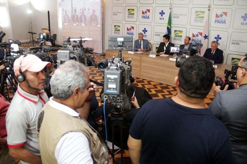 O governador participou da transmissão ao vivo, pelas redes do Ministério da Saúde, da entrevista coletiva que atualizou os dados sobre o Coronavírus no Brasil. A entrevista começou às 16h30, no Palácio do Governo, em Belém. <div class='credito_fotos'>Foto: Bruno Cecim / Ag.Pará   |   <a href='/midias/2020/originais/6090_17bdecfe-fbac-f547-aa6c-64d8f51d25e2.jpg' download><i class='fa-solid fa-download'></i> Download</a></div>