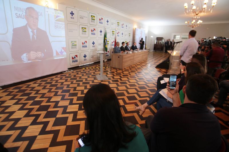 O governador participou da transmissão ao vivo, pelas redes do Ministério da Saúde, da entrevista coletiva que atualizou os dados sobre o Coronavírus no Brasil. A entrevista começou às 16h30, no Palácio do Governo, em Belém. <div class='credito_fotos'>Foto: Bruno Cecim / Ag.Pará | <a href='/midias/2020/originais/6090_19adad63-e070-bb74-64d1-e486db95ed1d.jpg' download><i class='fa-solid fa-download'></i> Download</a></div>