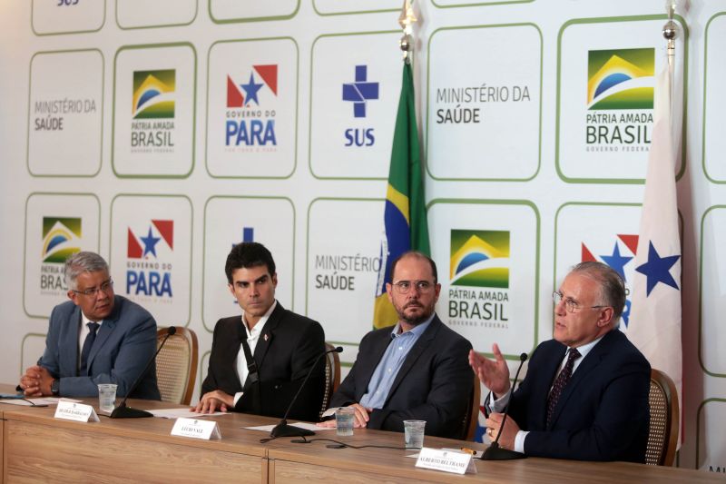 O governador participou da transmissão ao vivo, pelas redes do Ministério da Saúde, da entrevista coletiva que atualizou os dados sobre o Coronavírus no Brasil. A entrevista começou às 16h30, no Palácio do Governo, em Belém. <div class='credito_fotos'>Foto: Bruno Cecim / Ag.Pará | <a href='/midias/2020/originais/6090_27084abd-c1bf-ef12-0e5b-7cae4d563e5d.jpg' download><i class='fa-solid fa-download'></i> Download</a></div>