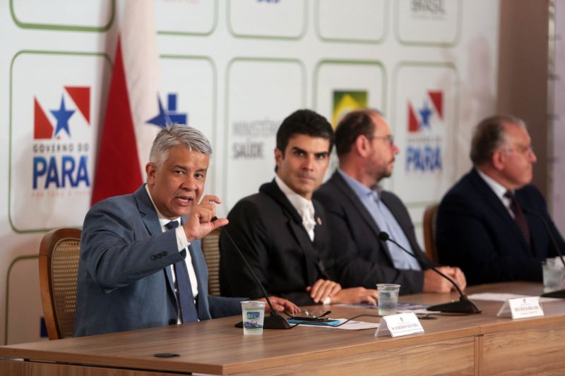 O governador participou da transmissão ao vivo, pelas redes do Ministério da Saúde, da entrevista coletiva que atualizou os dados sobre o Coronavírus no Brasil. A entrevista começou às 16h30, no Palácio do Governo, em Belém. <div class='credito_fotos'>Foto: Bruno Cecim / Ag.Pará | <a href='/midias/2020/originais/6090_60a4abc0-c69b-fb62-e650-f2adcfcc2b6e.jpg' download><i class='fa-solid fa-download'></i> Download</a></div>
