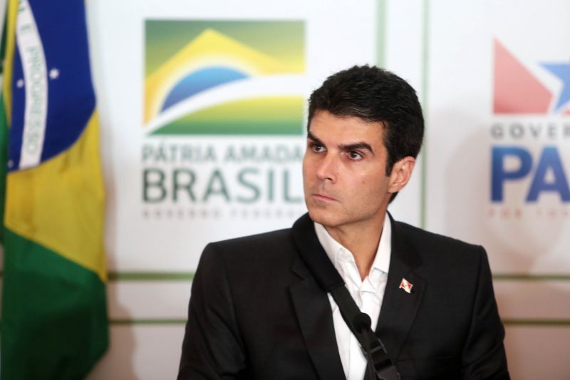 O governador participou da transmissão ao vivo, pelas redes do Ministério da Saúde, da entrevista coletiva que atualizou os dados sobre o Coronavírus no Brasil. A entrevista começou às 16h30, no Palácio do Governo, em Belém. <div class='credito_fotos'>Foto: Bruno Cecim / Ag.Pará | <a href='/midias/2020/originais/6090_7f64c8dc-f857-4ce1-b4e7-de96eaef8fae.jpg' download><i class='fa-solid fa-download'></i> Download</a></div>
