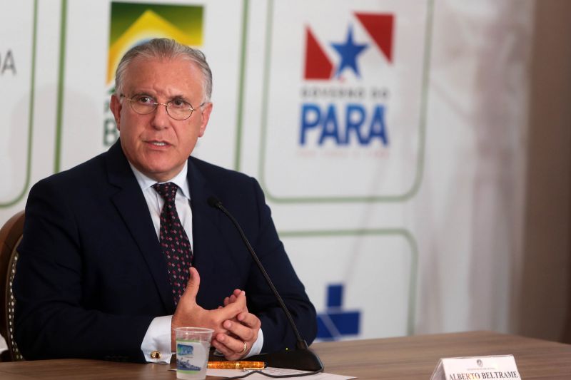 O governador participou da transmissão ao vivo, pelas redes do Ministério da Saúde, da entrevista coletiva que atualizou os dados sobre o Coronavírus no Brasil. A entrevista começou às 16h30, no Palácio do Governo, em Belém. <div class='credito_fotos'>Foto: Bruno Cecim / Ag.Pará | <a href='/midias/2020/originais/6090_85564eb1-cc91-68e8-3fb8-dde820b52d49.jpg' download><i class='fa-solid fa-download'></i> Download</a></div>