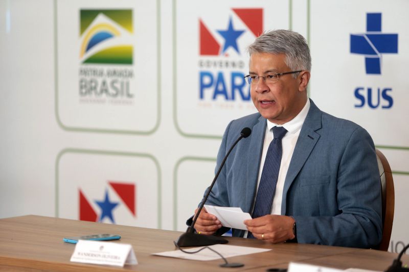 O governador participou da transmissão ao vivo, pelas redes do Ministério da Saúde, da entrevista coletiva que atualizou os dados sobre o Coronavírus no Brasil. A entrevista começou às 16h30, no Palácio do Governo, em Belém. <div class='credito_fotos'>Foto: Bruno Cecim / Ag.Pará | <a href='/midias/2020/originais/6090_b5f60775-3389-f16c-9da8-c485f6eb98c9.jpg' download><i class='fa-solid fa-download'></i> Download</a></div>