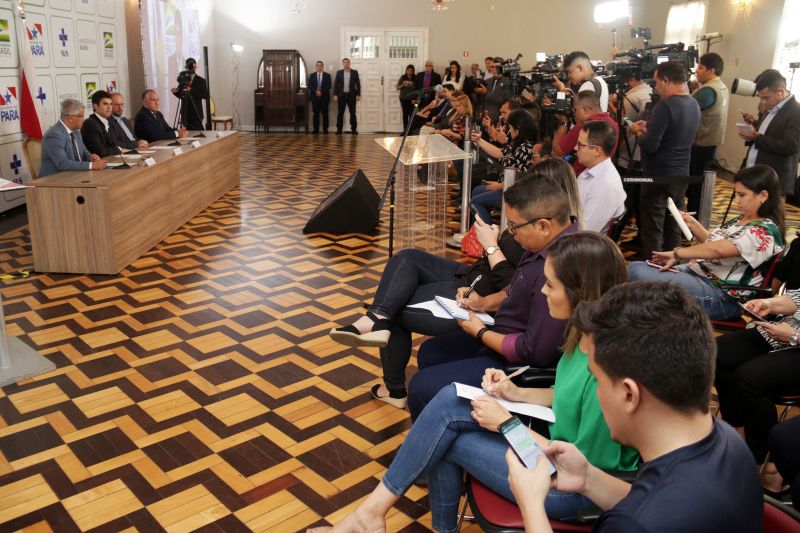 O governador participou da transmissão ao vivo, pelas redes do Ministério da Saúde, da entrevista coletiva que atualizou os dados sobre o Coronavírus no Brasil. A entrevista começou às 16h30, no Palácio do Governo, em Belém. <div class='credito_fotos'>Foto: Bruno Cecim / Ag.Pará | <a href='/midias/2020/originais/6090_be0e6d89-fc83-f506-cc64-ce2f5288cf1a.jpg' download><i class='fa-solid fa-download'></i> Download</a></div>