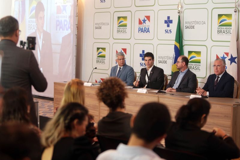 O governador participou da transmissão ao vivo, pelas redes do Ministério da Saúde, da entrevista coletiva que atualizou os dados sobre o Coronavírus no Brasil. A entrevista começou às 16h30, no Palácio do Governo, em Belém. <div class='credito_fotos'>Foto: Bruno Cecim / Ag.Pará   |   <a href='/midias/2020/originais/6090_bf19380d-b4c9-7e9d-a919-3947790c52ec.jpg' download><i class='fa-solid fa-download'></i> Download</a></div>