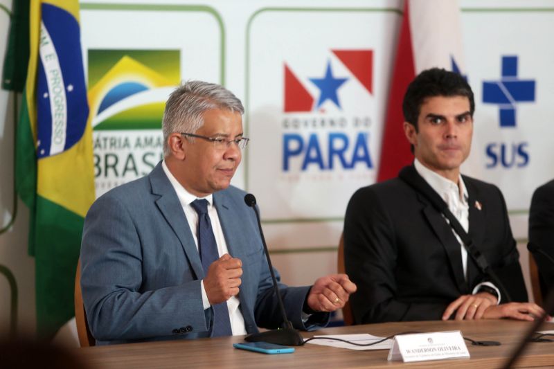 O governador participou da transmissão ao vivo, pelas redes do Ministério da Saúde, da entrevista coletiva que atualizou os dados sobre o Coronavírus no Brasil. A entrevista começou às 16h30, no Palácio do Governo, em Belém. <div class='credito_fotos'>Foto: Bruno Cecim / Ag.Pará | <a href='/midias/2020/originais/6090_c730559c-460b-96dd-9aba-32dd26d4a599.jpg' download><i class='fa-solid fa-download'></i> Download</a></div>