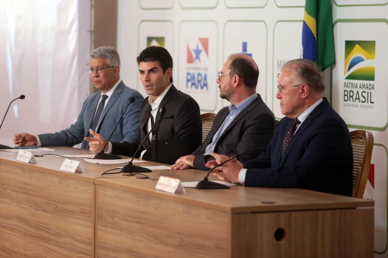 O governador participou da transmissão ao vivo, pelas redes do Ministério da Saúde, da entrevista coletiva que atualizou os dados sobre o Coronavírus no Brasil. A entrevista começou às 16h30, no Palácio do Governo, em Belém. <div class='credito_fotos'>Foto: Bruno Cecim / Ag.Pará | <a href='/midias/2020/originais/6090_d922da5a-d4de-afb4-1ea2-590295ec17dc.jpg' download><i class='fa-solid fa-download'></i> Download</a></div>