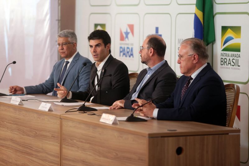 O governador participou da transmissão ao vivo, pelas redes do Ministério da Saúde, da entrevista coletiva que atualizou os dados sobre o Coronavírus no Brasil. A entrevista começou às 16h30, no Palácio do Governo, em Belém. <div class='credito_fotos'>Foto: Bruno Cecim / Ag.Pará   |   <a href='/midias/2020/originais/6090_d922da5a-d4de-afb4-1ea2-590295ec17dc.jpg' download><i class='fa-solid fa-download'></i> Download</a></div>