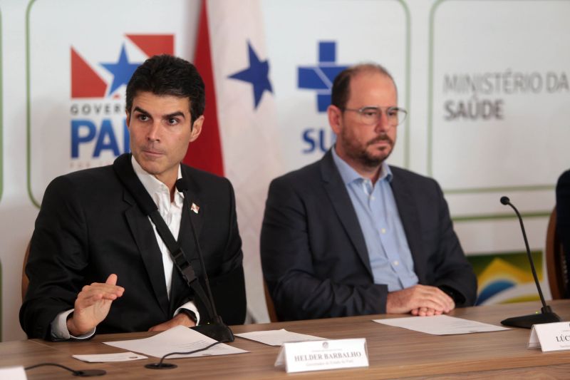 O governador participou da transmissão ao vivo, pelas redes do Ministério da Saúde, da entrevista coletiva que atualizou os dados sobre o Coronavírus no Brasil. A entrevista começou às 16h30, no Palácio do Governo, em Belém. <div class='credito_fotos'>Foto: Bruno Cecim / Ag.Pará | <a href='/midias/2020/originais/6090_f5e8dcfe-6377-39bb-b12c-404267dc4299.jpg' download><i class='fa-solid fa-download'></i> Download</a></div>