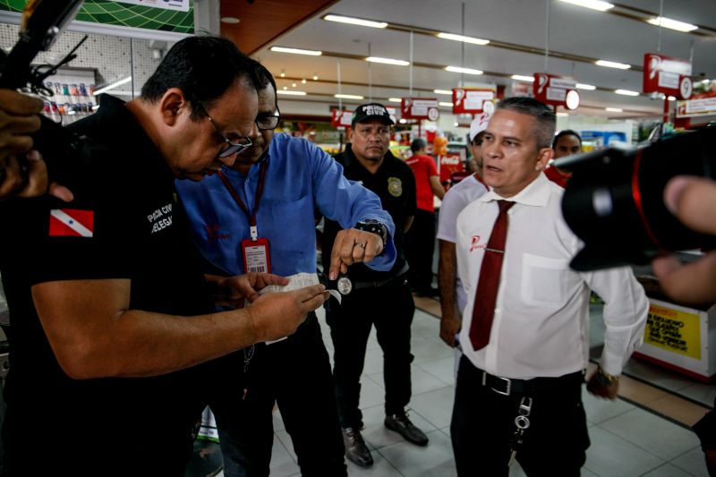 Fiscalizacao Farmacias e Supermercados. <div class='credito_fotos'>Foto: Jader Paes / Agência Pará | <a href='/midias/2020/originais/6093_abfac9bb-2cd6-5ac7-b27c-9b4c6de5a24f.jpg' download><i class='fa-solid fa-download'></i> Download</a></div>