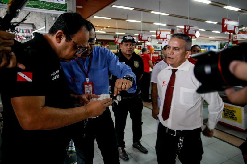 Fiscalizacao Farmacias e Supermercados. <div class='credito_fotos'>Foto: Jader Paes / Agência Pará   |   <a href='/midias/2020/originais/6093_abfac9bb-2cd6-5ac7-b27c-9b4c6de5a24f.jpg' download><i class='fa-solid fa-download'></i> Download</a></div>