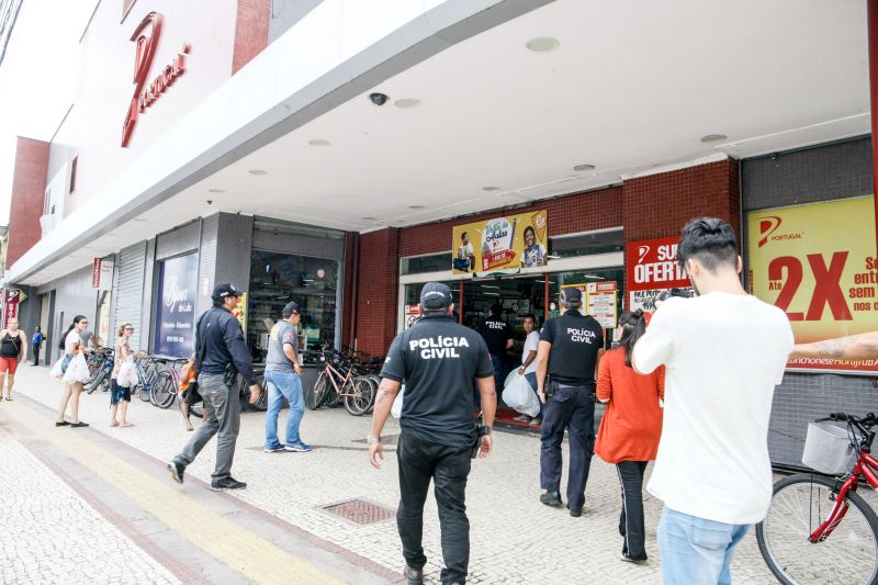 Fiscalizacao Farmacias e Supermercados. <div class='credito_fotos'>Foto: Jader Paes / Agência Pará   |   <a href='/midias/2020/originais/6093_b4d8a4aa-de69-8d33-fd6b-b2837ba4e6ec.jpg' download><i class='fa-solid fa-download'></i> Download</a></div>