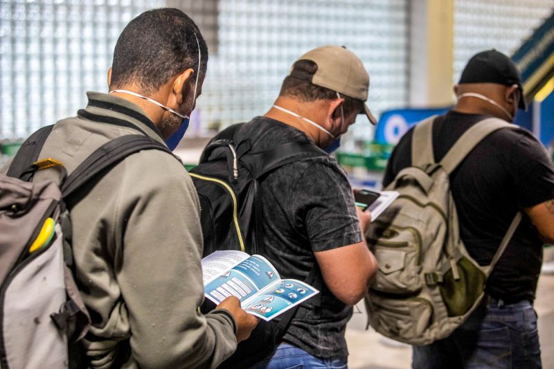 Agentes da Secretaria de Estado de Saúde Pública (Sespa) continuam neste sábado (21) as ações de prevenção ao novo Coronavírus no Aeroporto Internacional de Belém. A medida atende ao plano de ação do Governo do Estado voltado ao enfrentamento da pandemia da Covid-19 para os próximos 15 dias. <div class='credito_fotos'>Foto: Marco Santos / Ag. Pará | <a href='/midias/2020/originais/6105_0eedf5f2-fc52-c322-4f01-9c6131e06516.jpg' download><i class='fa-solid fa-download'></i> Download</a></div>
