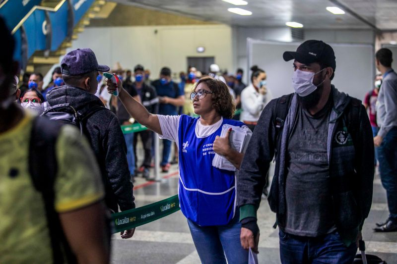 Agentes da Secretaria de Estado de Saúde Pública (Sespa) continuam neste sábado (21) as ações de prevenção ao novo Coronavírus no Aeroporto Internacional de Belém. A medida atende ao plano de ação do Governo do Estado voltado ao enfrentamento da pandemia da Covid-19 para os próximos 15 dias. <div class='credito_fotos'>Foto: Marco Santos / Ag. Pará | <a href='/midias/2020/originais/6105_3fa574d9-bdae-fff8-1a15-b6ac9d8926c2.jpg' download><i class='fa-solid fa-download'></i> Download</a></div>