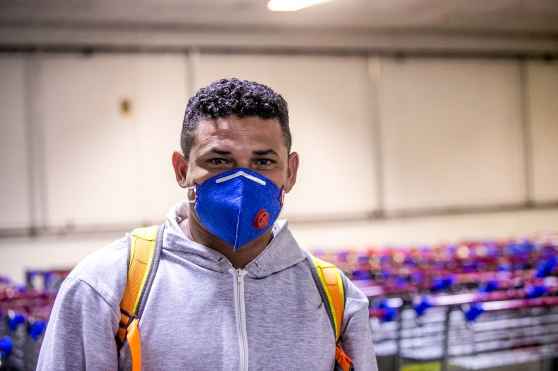 Agentes da Secretaria de Estado de Saúde Pública (Sespa) continuam neste sábado (21) as ações de prevenção ao novo Coronavírus no Aeroporto Internacional de Belém. A medida atende ao plano de ação do Governo do Estado voltado ao enfrentamento da pandemia da Covid-19 para os próximos 15 dias. <div class='credito_fotos'>Foto: Marco Santos / Ag. Pará | <a href='/midias/2020/originais/6105_76e8286c-601b-2428-7469-c9594326ea01.jpg' download><i class='fa-solid fa-download'></i> Download</a></div>