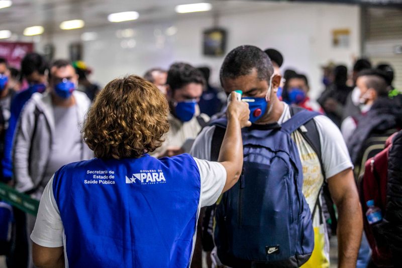Agentes da Secretaria de Estado de Saúde Pública (Sespa) continuam neste sábado (21) as ações de prevenção ao novo Coronavírus no Aeroporto Internacional de Belém. A medida atende ao plano de ação do Governo do Estado voltado ao enfrentamento da pandemia da Covid-19 para os próximos 15 dias. <div class='credito_fotos'>Foto: Marco Santos / Ag. Pará | <a href='/midias/2020/originais/6105_7aa546d2-b67d-5a3d-2622-dec65c7c6041.jpg' download><i class='fa-solid fa-download'></i> Download</a></div>