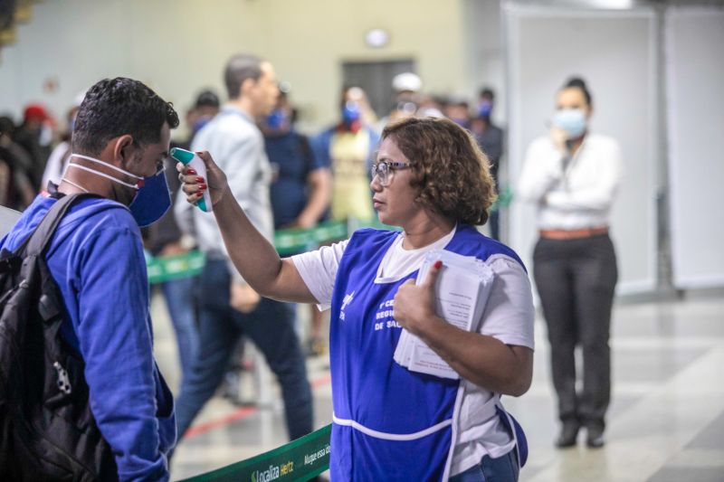 Agentes da Secretaria de Estado de Saúde Pública (Sespa) continuam neste sábado (21) as ações de prevenção ao novo Coronavírus no Aeroporto Internacional de Belém. A medida atende ao plano de ação do Governo do Estado voltado ao enfrentamento da pandemia da Covid-19 para os próximos 15 dias. <div class='credito_fotos'>Foto: Marco Santos / Ag. Pará   |   <a href='/midias/2020/originais/6105_7dfac105-0f42-d525-387f-b4f5e5c1622a.jpg' download><i class='fa-solid fa-download'></i> Download</a></div>