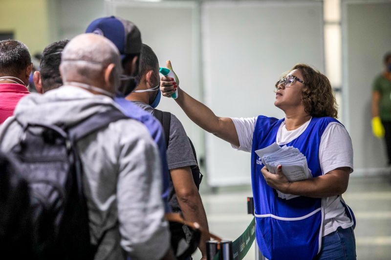 Agentes da Secretaria de Estado de Saúde Pública (Sespa) continuam neste sábado (21) as ações de prevenção ao novo Coronavírus no Aeroporto Internacional de Belém. A medida atende ao plano de ação do Governo do Estado voltado ao enfrentamento da pandemia da Covid-19 para os próximos 15 dias. <div class='credito_fotos'>Foto: Marco Santos / Ag. Pará   |   <a href='/midias/2020/originais/6105_85f2ead0-518d-899f-71ee-23657c55b807.jpg' download><i class='fa-solid fa-download'></i> Download</a></div>