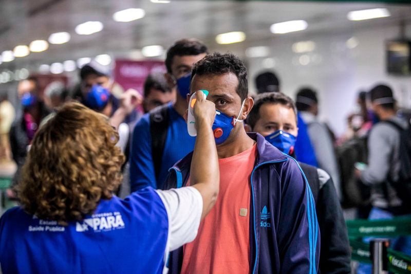 Agentes da Secretaria de Estado de Saúde Pública (Sespa) continuam neste sábado (21) as ações de prevenção ao novo Coronavírus no Aeroporto Internacional de Belém. A medida atende ao plano de ação do Governo do Estado voltado ao enfrentamento da pandemia da Covid-19 para os próximos 15 dias. <div class='credito_fotos'>Foto: Marco Santos / Ag. Pará   |   <a href='/midias/2020/originais/6105_8fed9a93-cf8e-272e-40b7-54cb38b2db15.jpg' download><i class='fa-solid fa-download'></i> Download</a></div>