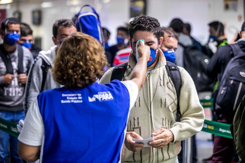 Agentes da Secretaria de Estado de Saúde Pública (Sespa) continuam neste sábado (21) as ações de prevenção ao novo Coronavírus no Aeroporto Internacional de Belém. A medida atende ao plano de ação do Governo do Estado voltado ao enfrentamento da pandemia da Covid-19 para os próximos 15 dias. <div class='credito_fotos'>Foto: Marco Santos / Ag. Pará | <a href='/midias/2020/originais/6105_9ad4c727-6169-4511-8816-bdb75456a309.jpg' download><i class='fa-solid fa-download'></i> Download</a></div>