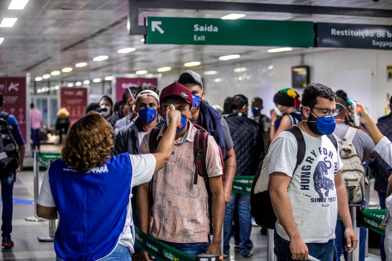 Agentes da Secretaria de Estado de Saúde Pública (Sespa) continuam neste sábado (21) as ações de prevenção ao novo Coronavírus no Aeroporto Internacional de Belém. A medida atende ao plano de ação do Governo do Estado voltado ao enfrentamento da pandemia da Covid-19 para os próximos 15 dias. <div class='credito_fotos'>Foto: Marco Santos / Ag. Pará | <a href='/midias/2020/originais/6105_d1fbc911-4155-e329-2bfd-02680ea73fdc.jpg' download><i class='fa-solid fa-download'></i> Download</a></div>