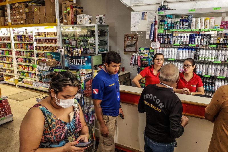 As operações de fiscalização em defesa do consumidor prosseguem em Belém neste fim de semana, atendendo às denúncias de cobrança de preços abusivos pelos produtos mais procurados devido à pandemia de Covid-19. Os consumidores estão recorrendo ao número específico do aplicativo de mensagens instantâneas lançado há três dias pelo Procon Pará, órgão vinculado à Secretaria de Estado de Justiça e Direitos Humanos (Sejudh). <div class='credito_fotos'>Foto: Wagner Almeida/ Ascom Sejudh | <a href='/midias/2020/originais/6106_0be93da5-6ace-7836-f17a-82d29ae05240.jpg' download><i class='fa-solid fa-download'></i> Download</a></div>