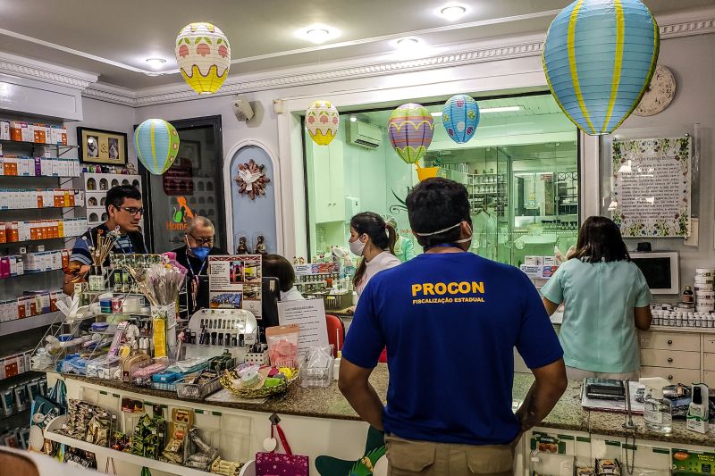 As operações de fiscalização em defesa do consumidor prosseguem em Belém neste fim de semana, atendendo às denúncias de cobrança de preços abusivos pelos produtos mais procurados devido à pandemia de Covid-19. Os consumidores estão recorrendo ao número específico do aplicativo de mensagens instantâneas lançado há três dias pelo Procon Pará, órgão vinculado à Secretaria de Estado de Justiça e Direitos Humanos (Sejudh). <div class='credito_fotos'>Foto: Wagner Almeida/ Ascom Sejudh | <a href='/midias/2020/originais/6106_1a389e9a-cae2-d5dc-cb9f-34887ed6c645.jpg' download><i class='fa-solid fa-download'></i> Download</a></div>