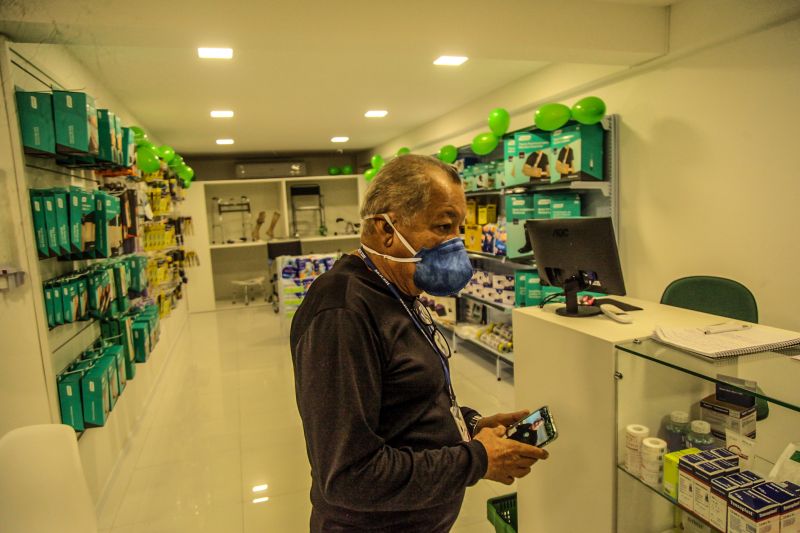 As operações de fiscalização em defesa do consumidor prosseguem em Belém neste fim de semana, atendendo às denúncias de cobrança de preços abusivos pelos produtos mais procurados devido à pandemia de Covid-19. Os consumidores estão recorrendo ao número específico do aplicativo de mensagens instantâneas lançado há três dias pelo Procon Pará, órgão vinculado à Secretaria de Estado de Justiça e Direitos Humanos (Sejudh). <div class='credito_fotos'>Foto: Wagner Almeida/ Ascom Sejudh | <a href='/midias/2020/originais/6106_5829f280-c29b-40cc-8cfa-1d92389149a6.jpg' download><i class='fa-solid fa-download'></i> Download</a></div>