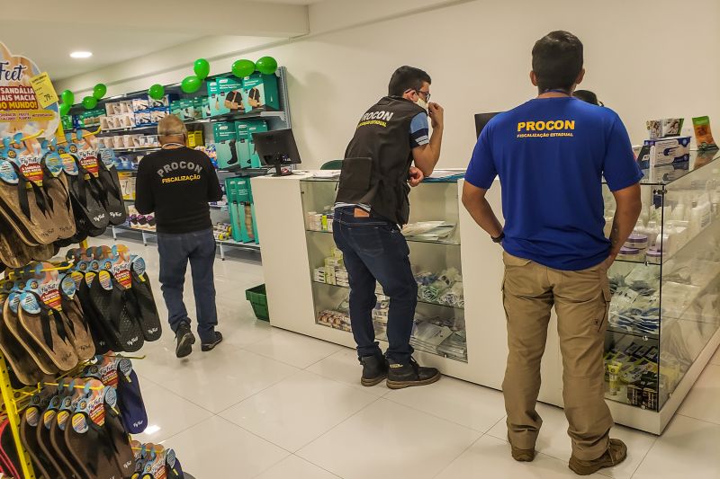 As operações de fiscalização em defesa do consumidor prosseguem em Belém neste fim de semana, atendendo às denúncias de cobrança de preços abusivos pelos produtos mais procurados devido à pandemia de Covid-19. Os consumidores estão recorrendo ao número específico do aplicativo de mensagens instantâneas lançado há três dias pelo Procon Pará, órgão vinculado à Secretaria de Estado de Justiça e Direitos Humanos (Sejudh). <div class='credito_fotos'>Foto: Wagner Almeida/ Ascom Sejudh | <a href='/midias/2020/originais/6106_5b26c36f-0ebf-4ab9-c594-fc6b197a03a7.jpg' download><i class='fa-solid fa-download'></i> Download</a></div>