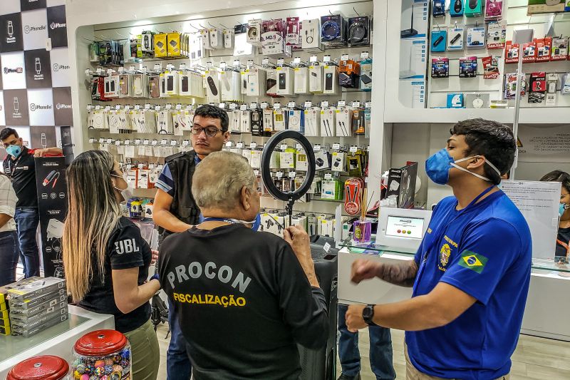 As operações de fiscalização em defesa do consumidor prosseguem em Belém neste fim de semana, atendendo às denúncias de cobrança de preços abusivos pelos produtos mais procurados devido à pandemia de Covid-19. Os consumidores estão recorrendo ao número específico do aplicativo de mensagens instantâneas lançado há três dias pelo Procon Pará, órgão vinculado à Secretaria de Estado de Justiça e Direitos Humanos (Sejudh). <div class='credito_fotos'>Foto: Wagner Almeida/ Ascom Sejudh   |   <a href='/midias/2020/originais/6106_73d23d64-657e-8b0f-f316-fff14583fd40.jpg' download><i class='fa-solid fa-download'></i> Download</a></div>