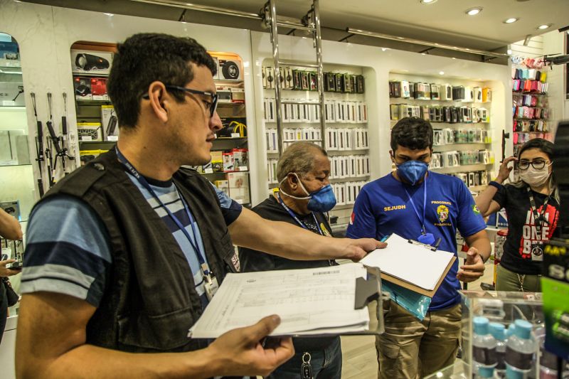 As operações de fiscalização em defesa do consumidor prosseguem em Belém neste fim de semana, atendendo às denúncias de cobrança de preços abusivos pelos produtos mais procurados devido à pandemia de Covid-19. Os consumidores estão recorrendo ao número específico do aplicativo de mensagens instantâneas lançado há três dias pelo Procon Pará, órgão vinculado à Secretaria de Estado de Justiça e Direitos Humanos (Sejudh). <div class='credito_fotos'>Foto: Wagner Almeida/ Ascom Sejudh | <a href='/midias/2020/originais/6106_780647dd-04ab-e0b7-6ffb-7e73de6f5757.jpg' download><i class='fa-solid fa-download'></i> Download</a></div>